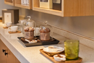 温馨厨房台面烘焙小物展示