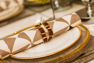 精致餐具上的几何纹餐巾