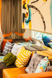 多彩抱枕装点温馨沙发角落