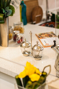 精致茶器与花卉装饰摆件