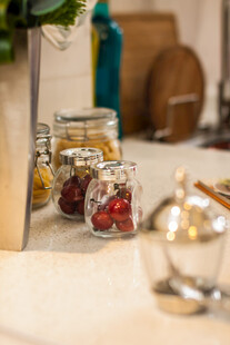 精致罐装干果陈列场景