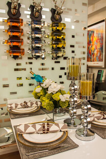 奢华餐厅餐桌与酒瓶陈列