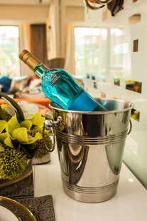 冰桶中的多彩酒瓶