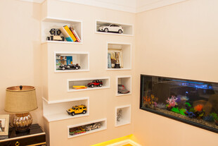 现代简约风客厅书架与鱼缸