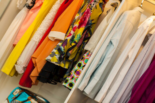 多彩衣物挂架展示