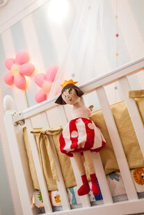 可爱宝宝站在婴儿床中玩耍