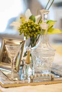 精致玻璃酒具与花卉摆件