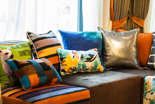 多彩抱枕装点舒适沙发