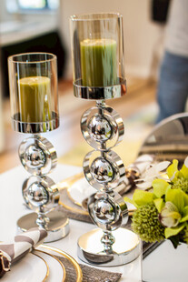 精致烛台装点餐桌氛围