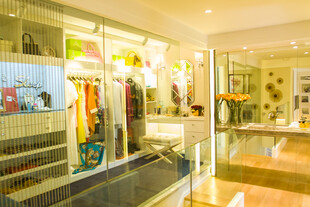 时尚服装店内部陈列展示