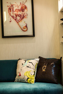 多彩靠垫装点温馨角落