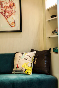 舒适客厅一角的多彩沙发