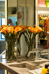 浴室台面上的鲜艳黄百合