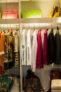 时尚衣帽间的多样衣物陈列