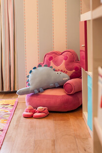 可爱儿童房里的粉色豆袋椅