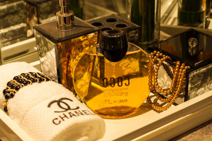 香奈儿香水瓶与配饰展示