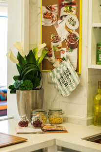 厨房一角的温馨绿植与杂货