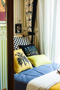 多彩温馨卧室一角