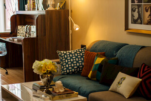 温馨多彩的客厅一角