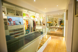 时尚服装店内部陈列展示