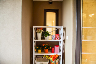 室内角落的多层置物架