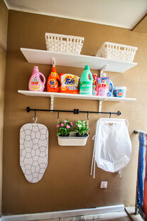 整洁墙面置物架家居收纳场景