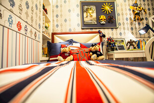 复古保龄球馆的多彩球道