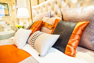 奢华卧室多彩抱枕装饰