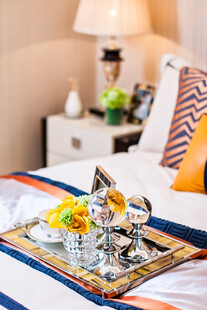 精致客房内的早餐托盘
