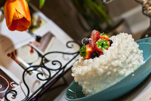 精致水果装饰的美味蛋糕