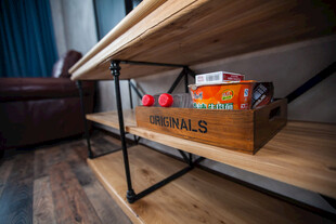 木质置物架上的休闲零食