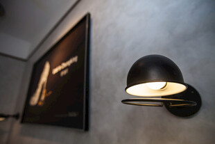 简约壁灯照亮室内一角