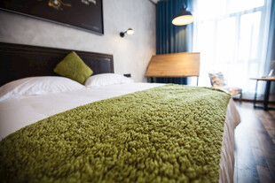 温馨舒适卧室床铺场景