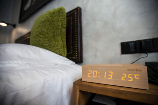 现代卧室中的智能温度时钟