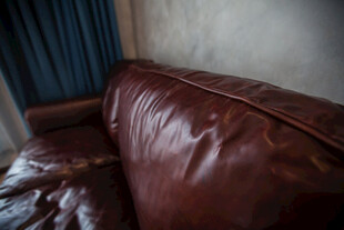 复古棕色皮质沙发一角