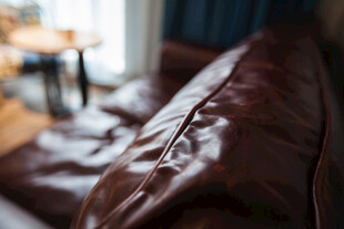 棕色真皮沙发近景特写