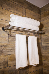 木质墙面上的毛巾架与毛巾