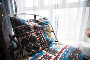 多彩民族风抱枕装点座椅