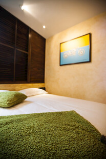 温馨卧室 舒适床铺与挂画