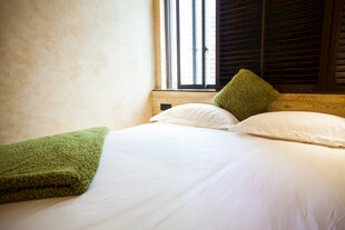 温馨卧室床铺与抱枕