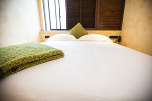 温馨卧室床铺与抱枕展示