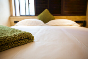 整洁温馨的卧室床铺场景