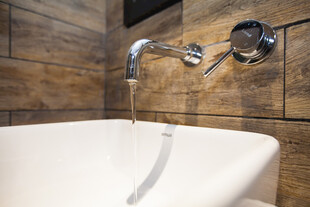 现代浴室水龙头特写