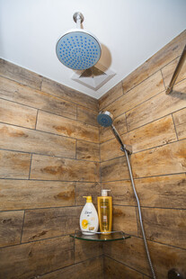 木质浴室淋浴场景展示