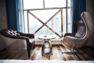 现代舒适窗边休息区场景