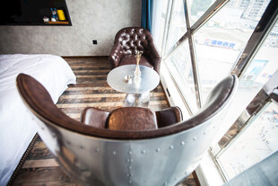 现代风温馨阁楼休闲角落