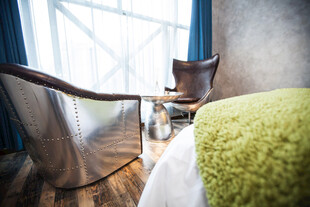 温馨卧室中的舒适座椅