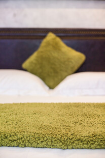 黄绿抱枕搭配床品展示