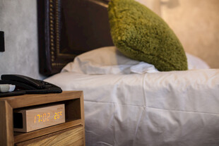 温馨卧室床头一角展示