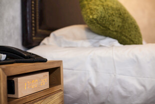 温馨卧室床头柜近景